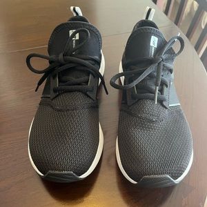 Women black tennis, size 9.5 New Balance